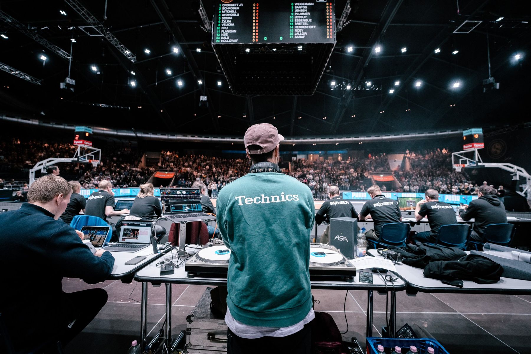 CRAZY CUTZ an den Technics in einer vollen Sporthalle