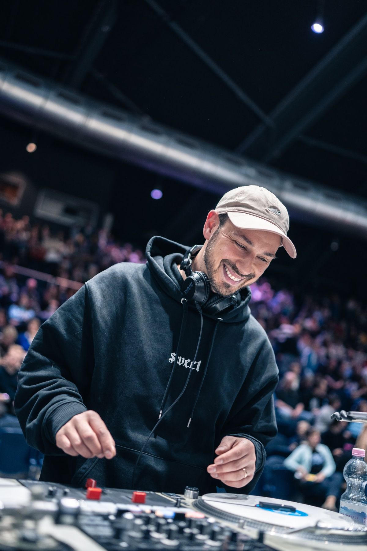 CRAZY CUTZ lachend an den Plattenspielern in einer Halle